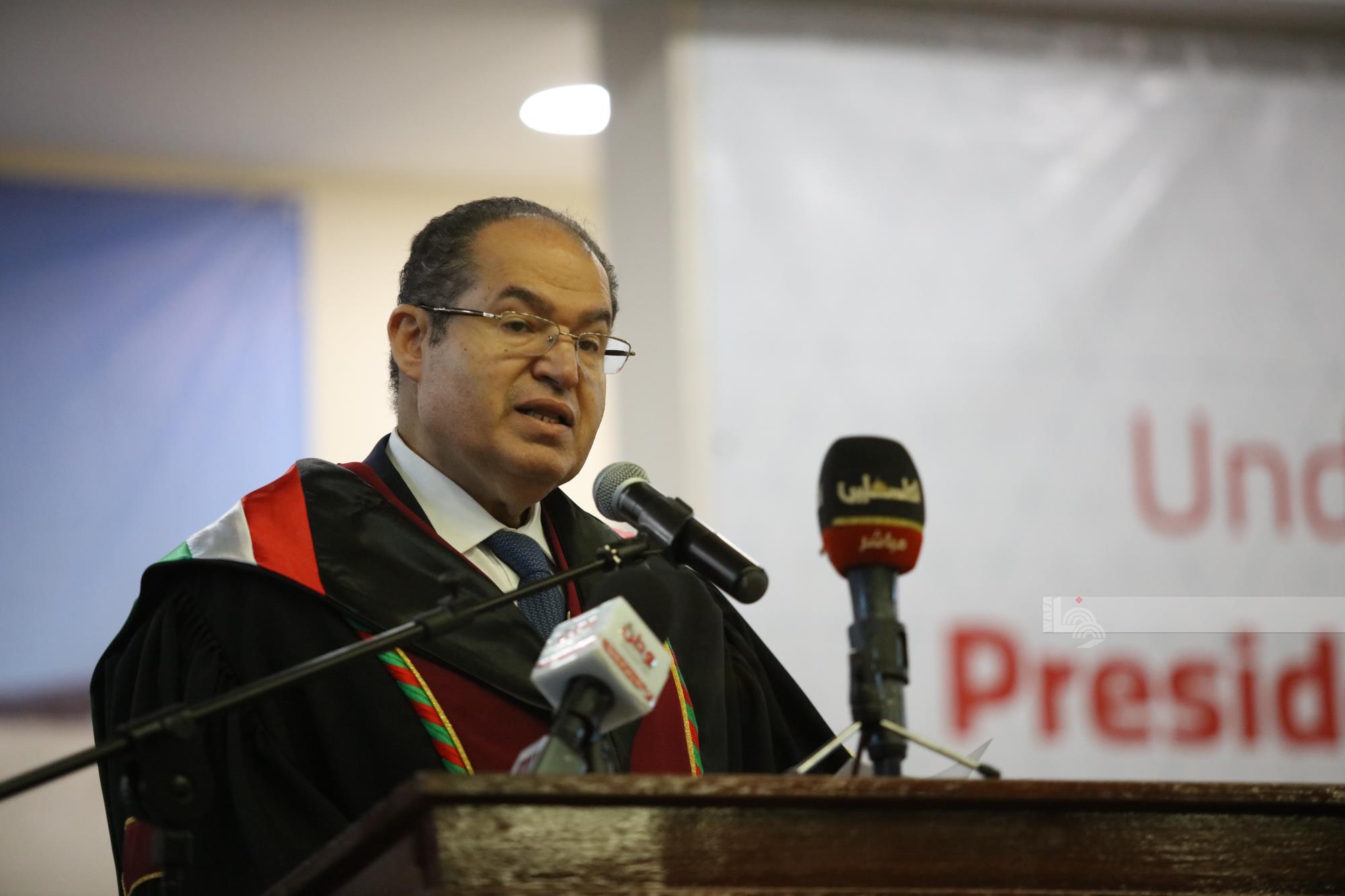 مستشار الرئيس للشؤون الدبلوماسية، رئيس مجلس أمناء الجامعة العربية الأمريكية مجدي الخالدي خلال إلقائه الكلمة في حفل التخريج (تصوير: عدي دعيبس/وفا) 